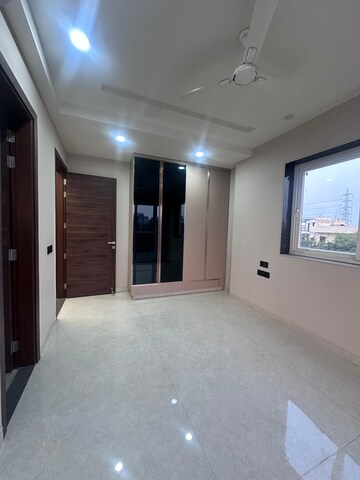 Room in 4 BHK Builder Floor at Ansal Sushant Lok I, Sector 43 – for Rent