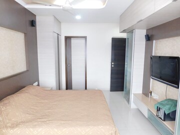 Master Bedroom in 2 BHK Apartment at Santacruz East – for Rent