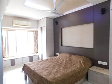 Bedroom in 2 BHK Apartment at Santacruz East – for Rent