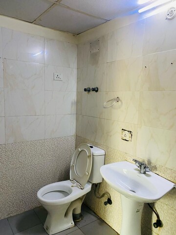 Bathroom in 1.5 BHK Apartment at Ramesh Nagar – for Rent