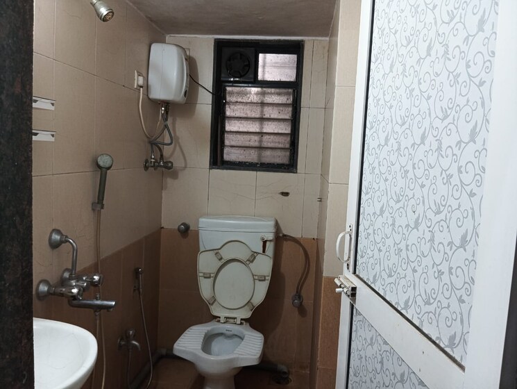 Bathroom, lodha-new-cuffe-parade 5 Bedroom 4000 Sq.Ft. Apartment In Wadala Mumbai 8007377