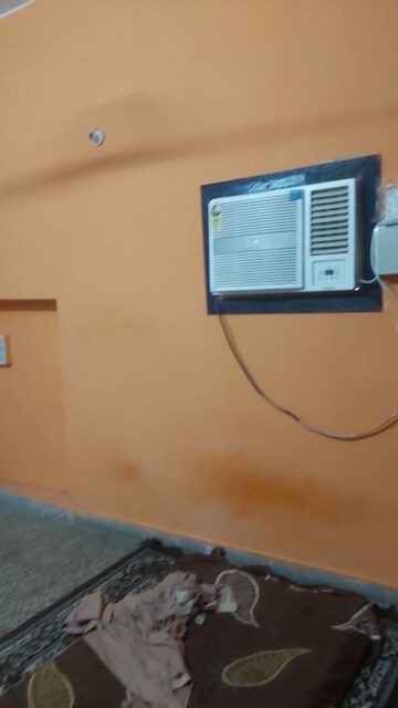 Furnished Amenities in 1.5 BHK Apartment at Mayur Vihar 1 – for Rent