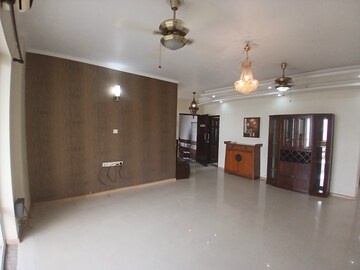 Room in 4 BHK Apartment at Vipul Belmonte, Sector 53 – for Rent