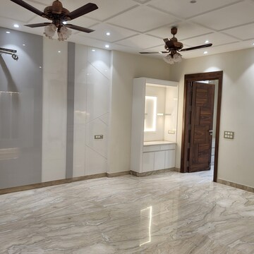 Furnished Amenities in 3 BHK Builder Floor at Surajmal Vihar – for Rent