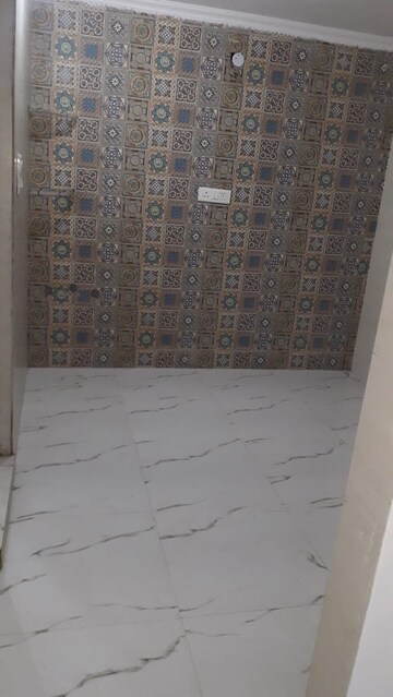 Room in 1.5 BHK Apartment at Paschim Vihar – for Rent
