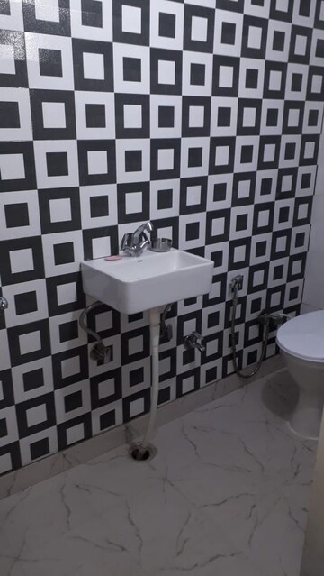 Bathroom in 1.5 BHK Apartment at Paschim Vihar – for Rent