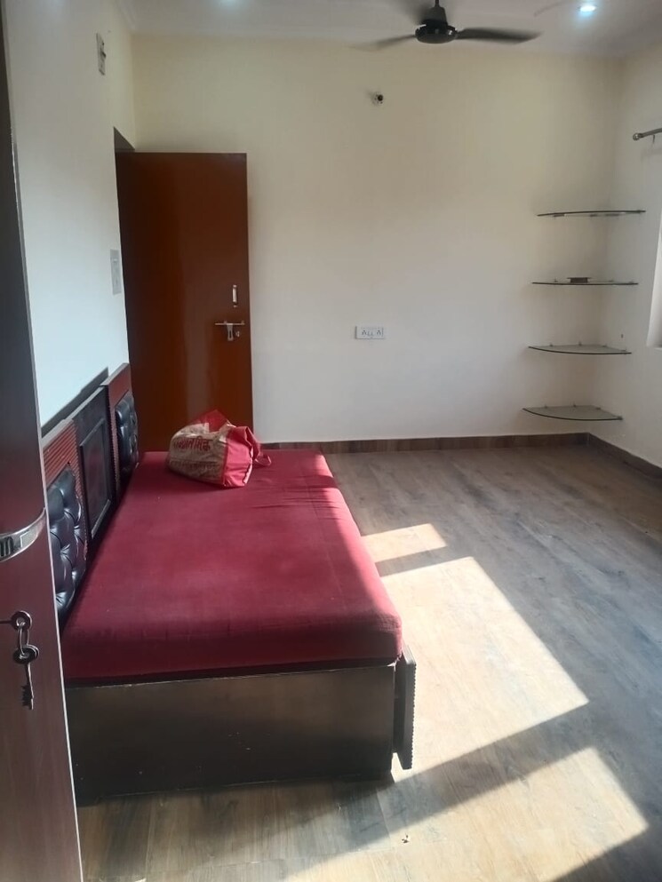 Bedroom, paschim vihar 1 Bedroom 50 Sq.Yd. Apartment In Paschim Vihar Delhi 8007741