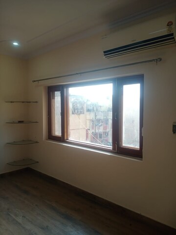 Room in 1 BHK Apartment at Paschim Vihar – for Rent