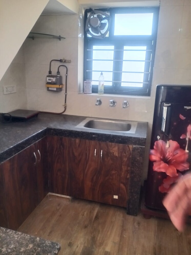 Kitchen, paschim vihar 1 Bedroom 50 Sq.Yd. Apartment In Paschim Vihar Delhi 8007741