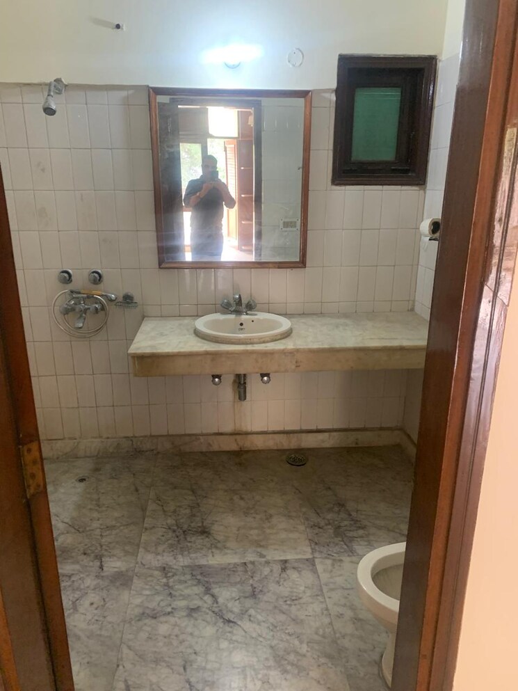 Bathroom, hauz khas enclave 4 Bedroom 1800 Sq.Ft. Builder Floor In Hauz Khas Enclave Delhi 8007899