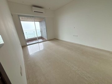 Room in 3 BHK Apartment at Lokhandwala Minerva Mahalaxmi, Mahalaxmi – for Rent