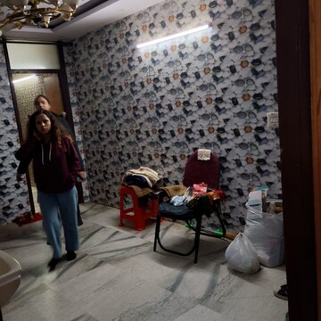 Room in 2 BHK Builder Floor at Khirki Extension – for Rent
