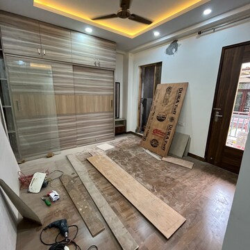Room in 4 BHK Builder Floor at Ansal Sushant Lok I, Sushant Lok I – for Rent