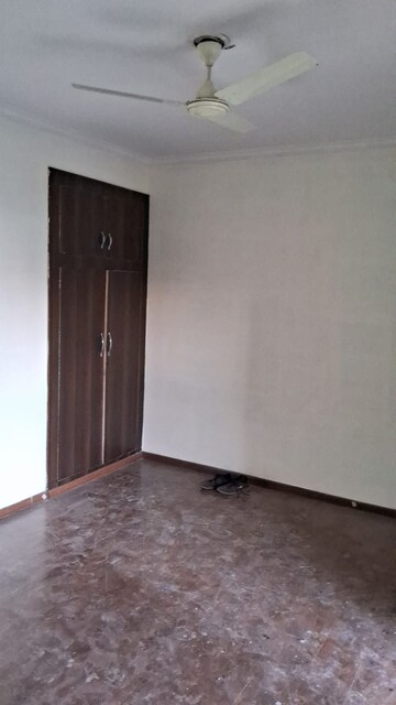 Room in 2 BHK Apartment at Amrapali Pan Oasis, Sector 70 – for Rent