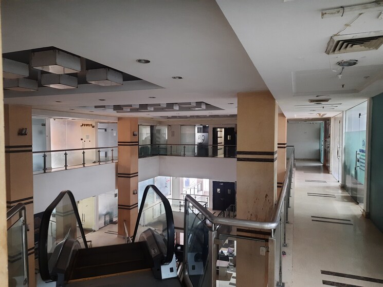 Team Area, netaji subhash place Commercial Office Space 132 Sq.Ft. In Netaji Subhash Place Delhi 8008463