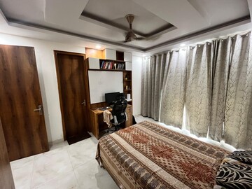 Bedroom in 3 BHK Builder Floor at Sector 76 – for Rent