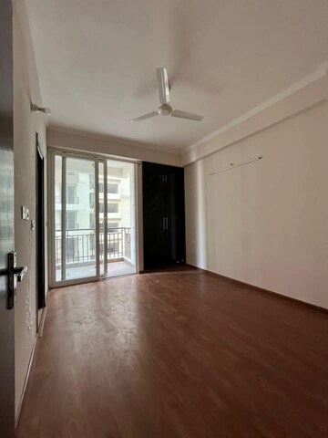Room in 2 BHK Apartment at Amrapali Golf Homes, Sector 4 Greater Noida – for Rent