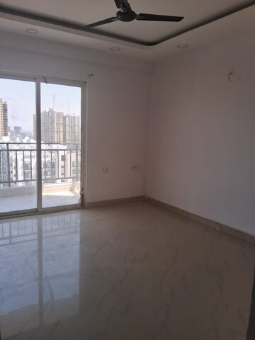 Room in 2 BHK Apartment at Antriksh Golf View, Sector 78 – for Rent