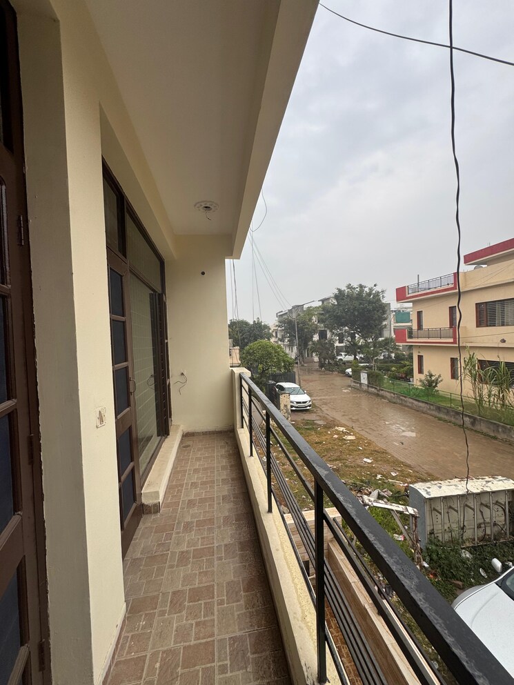 Balcony, sector 117 3 Bedroom 200 Sq.Yd. Apartment In Sector 117 Mohali 8008596