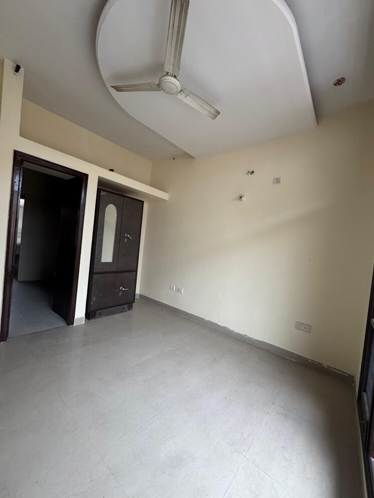 Room, sector 117 3 Bedroom 200 Sq.Yd. Apartment In Sector 117 Mohali 8008596