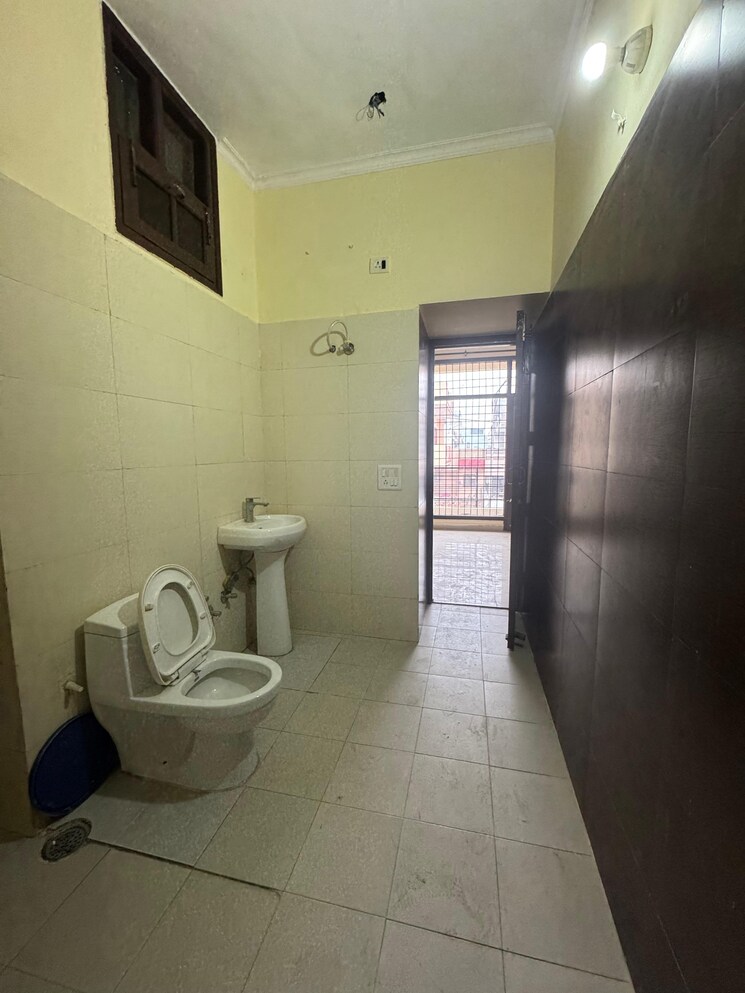 Attached Bathroom, sector 117 3 Bedroom 200 Sq.Yd. Apartment In Sector 117 Mohali 8008596