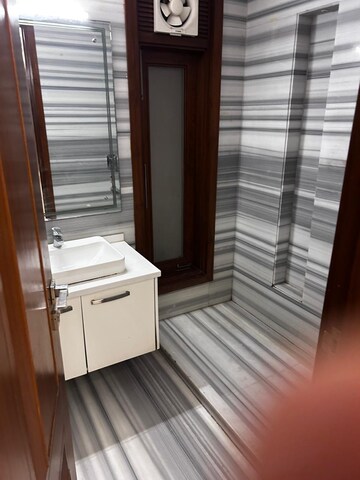 Room in 4 BHK Builder Floor at Panchsheel Enclave – for Rent