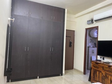 Room in 3.5 BHK Apartment at Sector 4, Greater Noida – for Rent