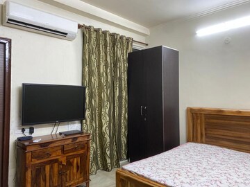 Bedroom in 3.5 BHK Apartment at Sector 4, Greater Noida – for Rent