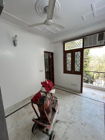 Parking in 3 BHK Builder Floor at Malviya Nagar – for Sale