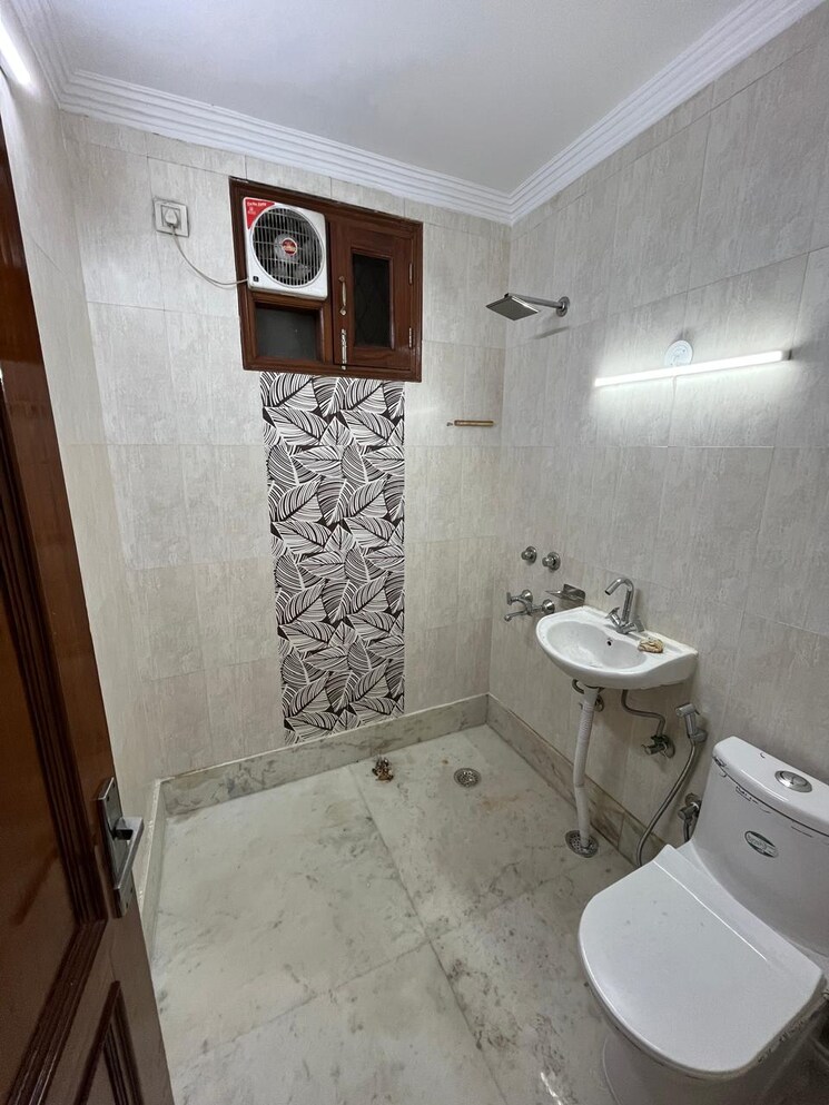 Bathroom, malviya nagar 3 Bedroom 1100 Sq.Ft. Builder Floor In Malviya Nagar Delhi 8008980