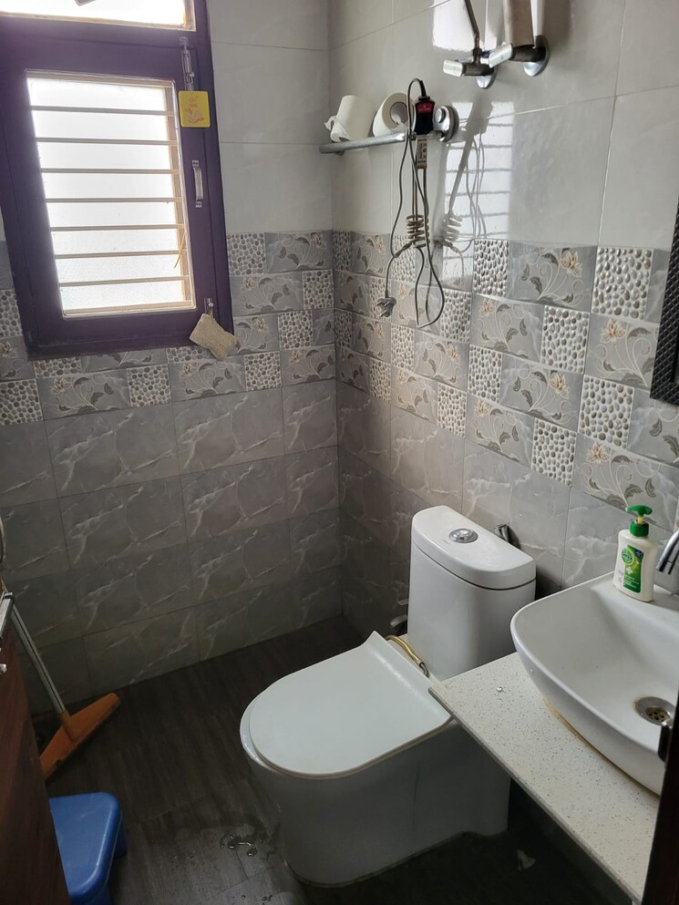 Bathroom, ardee-city 3 Bedroom 300 Sq.Yd. Builder Floor In Sector 52 Gurgaon 8009341