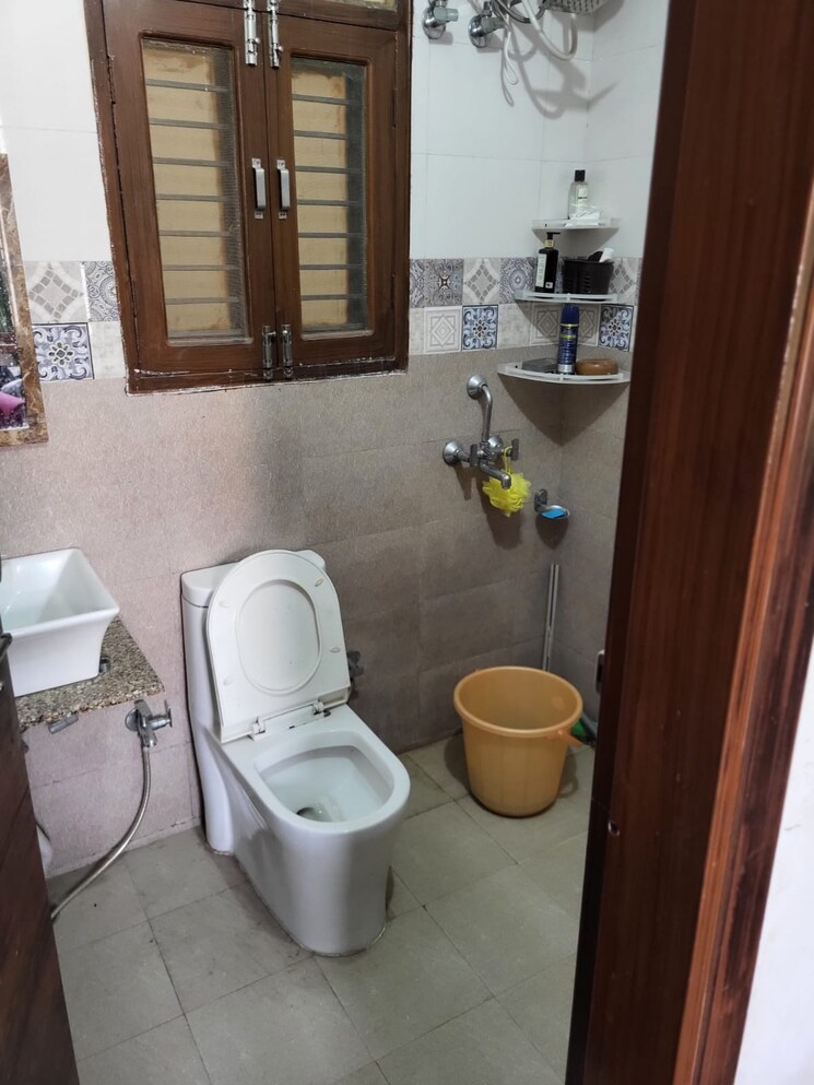 Bathroom, ardee-city 3 Bedroom 300 Sq.Yd. Builder Floor In Sector 52 Gurgaon 8009341