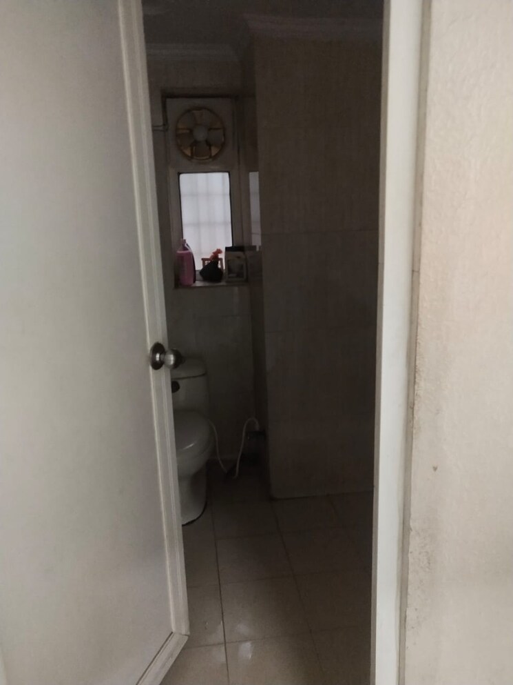 Bathroom, jal-vayu-vihar-noida 3 Bedroom 1050 Sq.Ft. Apartment In Sector 21 Noida 8009553