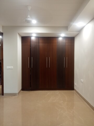 Room in 3 BHK Builder Floor at Anand Vihar – for Rent