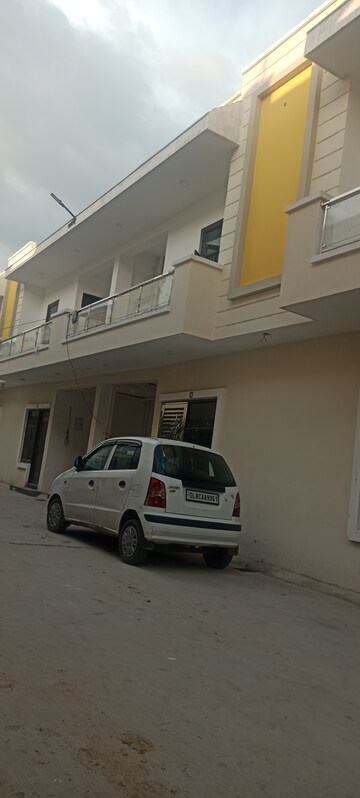 Master Bedroom in 3 BHK Villa at Sindhuja Greens, Sector 10 Greater Noida – for Rent