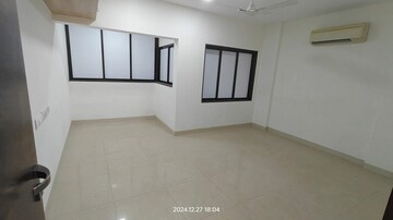 Room in 2.5 BHK Apartment at Khar West – for Rent