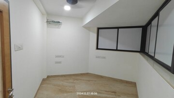 Room in 2.5 BHK Apartment at Khar West – for Rent