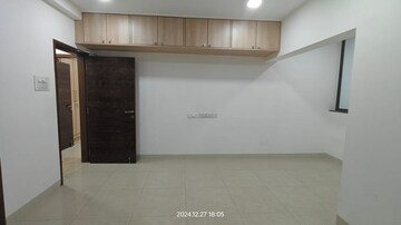Room in 2.5 BHK Apartment at Khar West – for Rent