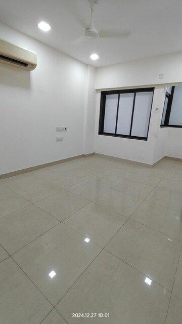 Room in 2.5 BHK Apartment at Khar West – for Rent