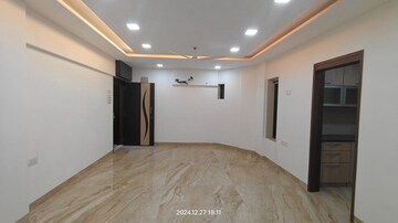Room in 2.5 BHK Apartment at Khar West – for Rent