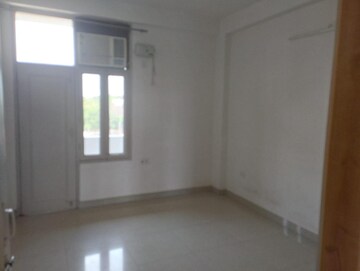 Room in 3 BHK Builder Floor at Ansal Sushant Lok I, Sector 43 – for Rent