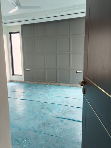 Room in 4 BHK Builder Floor at Ansal Sushant Lok I, Sector 43 – for Rent