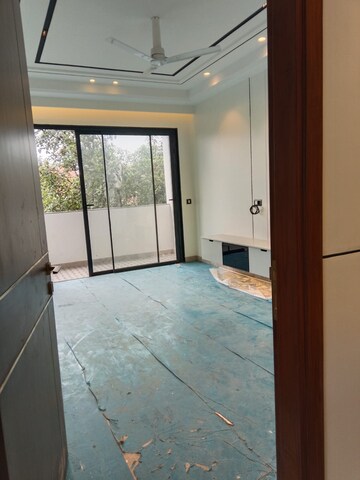 Room in 4 BHK Builder Floor at Ansal Sushant Lok I, Sector 43 – for Rent