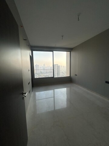 Room in 3 BHK Apartment at Oberoi Sky City, Borivali East – for Rent