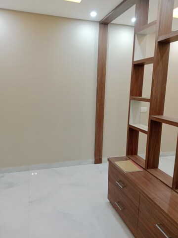 Room in 3 BHK Apartment at Ansals Sushant City – for Rent