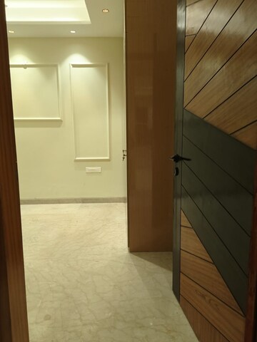 Room in 4 BHK Builder Floor at Ansal Sushant Lok I, Sector 43 – for Rent
