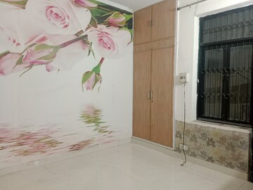 Room in 3 BHK Builder Floor at Sector 37 – for Rent