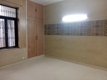 Room in 3 BHK Builder Floor at Sector 37 – for Rent