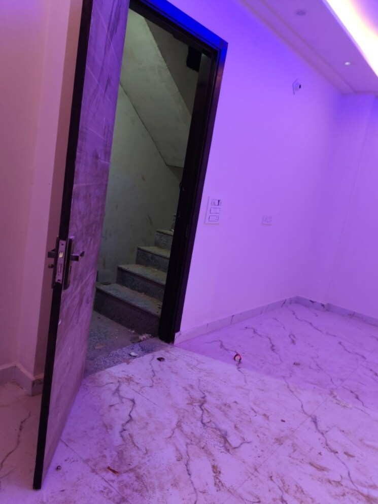 Room, vipin garden 3 Bedroom 900 Sq.Ft. Builder Floor In Vipin Garden Delhi 8010105