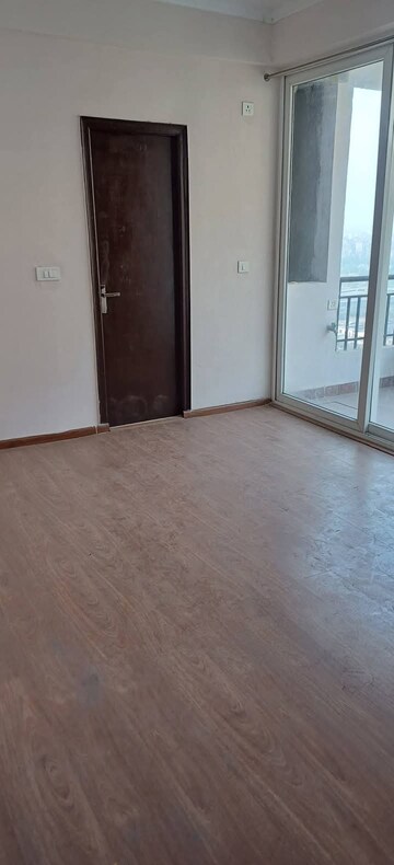 Room in 2 BHK Apartment at Amrapali Golf Homes, Sector 4, Greater Noida – for Sale